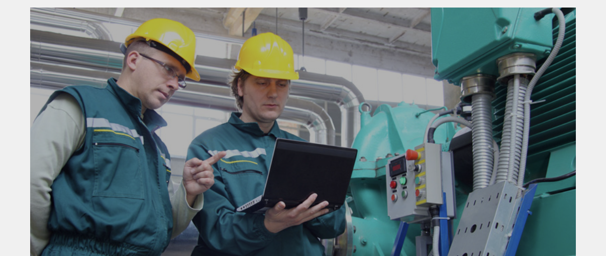 Zwei Techniker besprechen eine Anlage – betriebliche Erste-Hilfe-Ausbildung