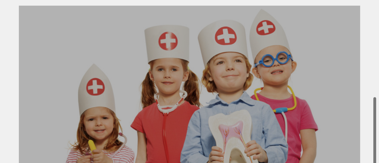 Vier Kinder verkleidet als kleine Ärztinnen und Ärzte – Erste Hilfe für Kinder