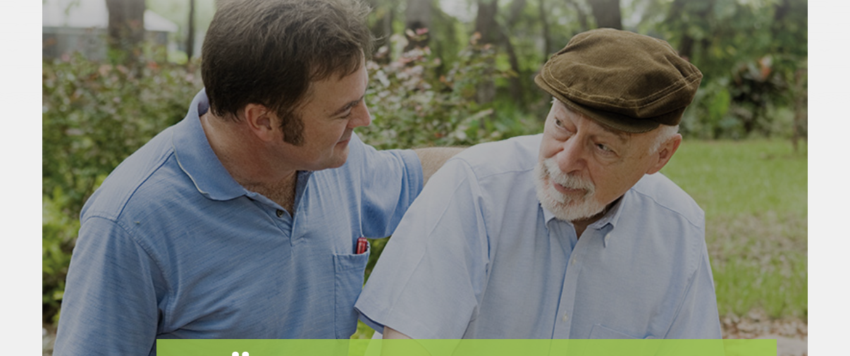 Pflegekraft im Gespräch mit einem älteren Herrn im Garten – Erste Hilfe für Pflegepersonal